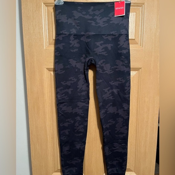 SPANX Look at Me Now Seamless Leggings Camo Print Support Athleisure Gym XL NWT - Picture 12 of 14